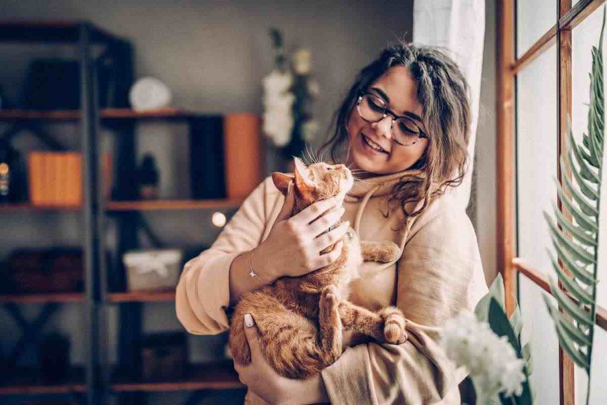 gatto in braccio ad una donna